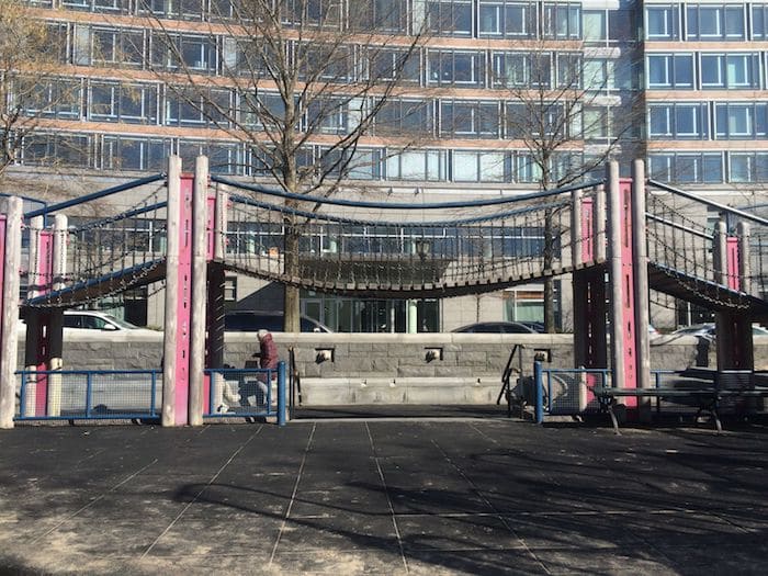 Rockefeller Spielplatz in New York City. BESUCHEN SIE DIE GNOME Family Travel Website. Hunderte von lustigen Ideen und Aktivitäten, die Ihnen bei der Planung und Buchung Ihres nächsten Familienurlaubs oder Wochenendabenteuers helfen