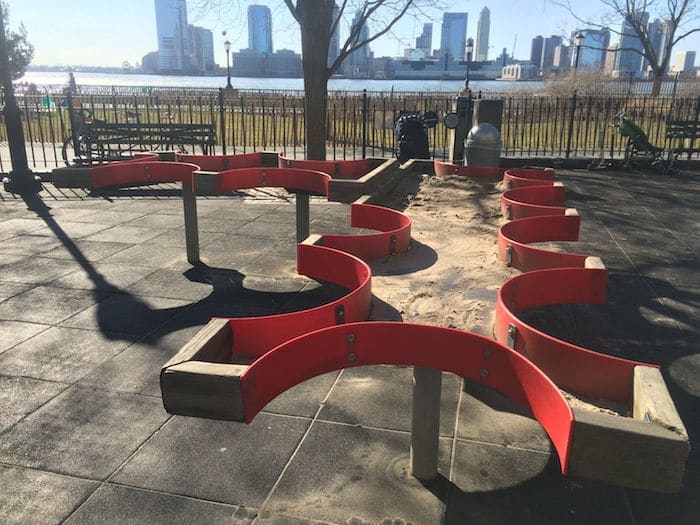 Table de bac à sable surélevée au Rockefeller Park Playground NYC PARCOUREZ LE site Web de Voyage en famille GNOME. Des centaines d'idées et d'activités amusantes pour vous aider à planifier et à réserver vos prochaines vacances en famille ou votre aventure de week-end