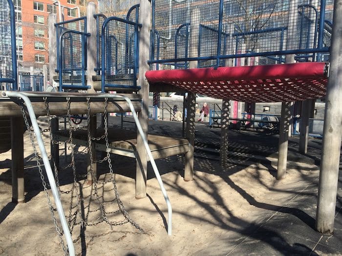 Rotes Scramble-Netz auf dem Rockefeller Park Playground NYC DURCHSTREIFEN SIE DIE GNOME Family Travel-Website. Hunderte von lustigen Ideen und Aktivitäten, die Ihnen bei der Planung und Buchung Ihres nächsten Familienurlaubs oder Wochenendabenteuers helfen