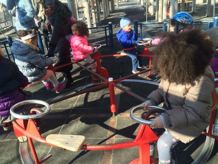 Merry du-te rotund la Rockefeller Park Playground NYC ROAM site-ul de călătorie de familie GNOME. Sute de idei și activități distractive pentru a vă ajuta să planificați și să rezervați următoarea vacanță de familie sau aventură de weekend