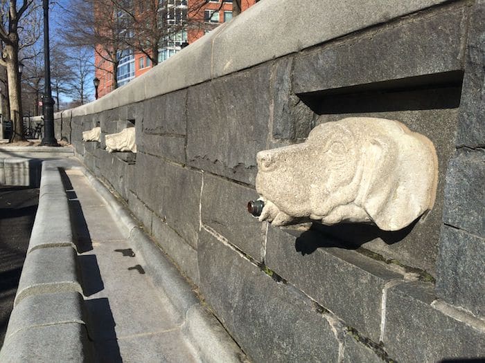 Rockefeller Park Playground NYC vaeltaa GNOME Family-Matkailusivustolla. Satoja hauskoja ideoita ja aktiviteetteja, joiden avulla voit suunnitella ja varata seuraavan perhelomasi tai viikonloppuseikkailusi. _9715